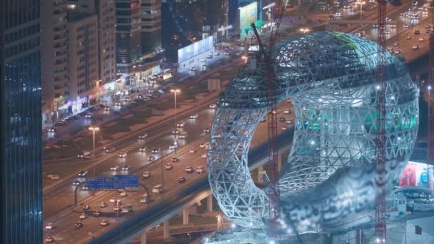 Local de construção do Museu do Futuro vista aérea noturna, próximo edifício icônico de Dubai . — Vídeo de Stock