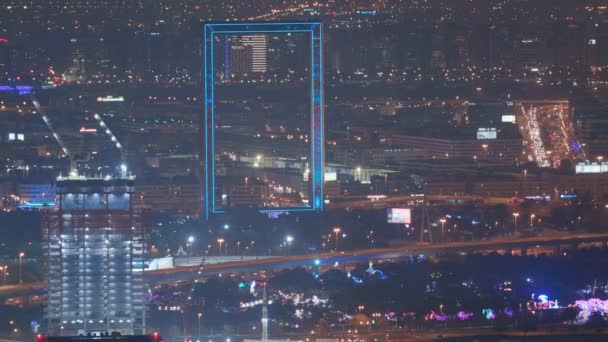 Flygfoto över finansiella och zabeel distrikt på natten med trafik och under uppbyggnad byggnad med kranar från centrum — Stockvideo