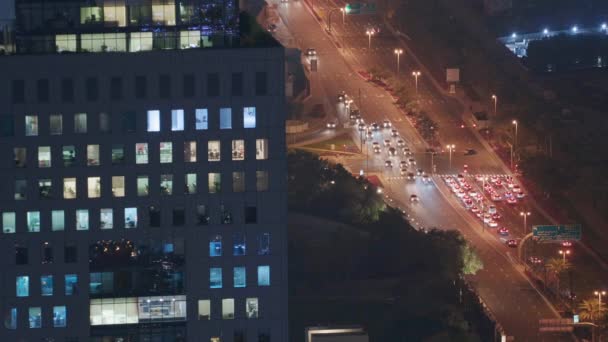 Vista panorámica del tráfico de intersección en la calle Al Saada cerca de DIFC por la noche en Dubai, Emiratos Árabes Unidos . — Vídeo de stock