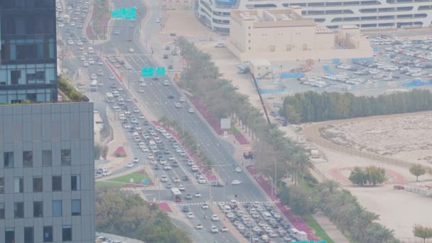 Vista panorámica del tráfico de intersección en la calle Al Saada cerca de DIFC en Dubai, Emiratos Árabes Unidos . — Vídeo de stock