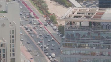 Dubai, Uae 'deki Al Saada caddesi yakınlarındaki kavşak trafiğinin Skyline görüntüsü.
