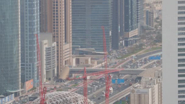 Skyline zicht op de gebouwen van Sheikh Zayed Road and Difc aerial in Dubai, Uae. — Stockvideo