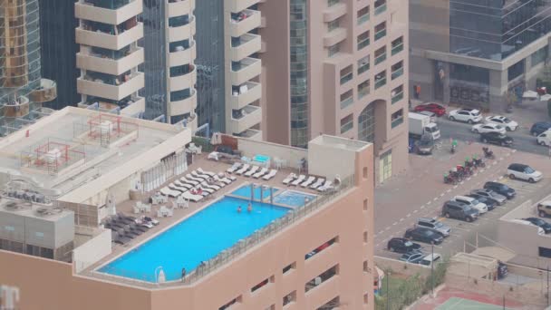 Çatıda yüzme havuzu olan bir otopark, yukarıdan hava manzaralı. Dubai, Uae — Stok video