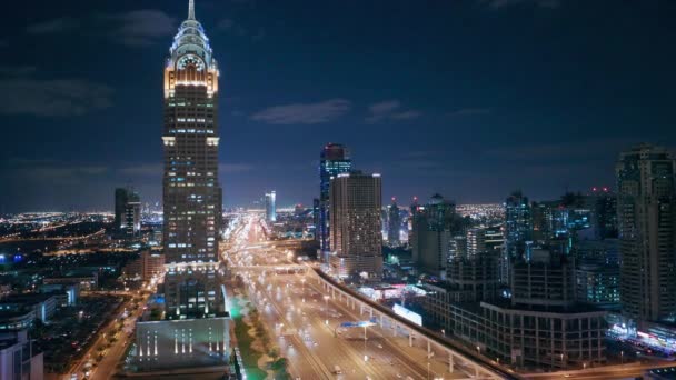 Skyline internet cidade com cruzamento Sheikh Zayed Road vista aérea noite — Vídeo de Stock