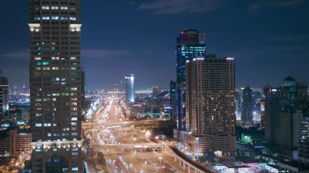 Skyline internet city with crossing Sheikh Zayed Road vista aérea nocturna — Vídeos de Stock