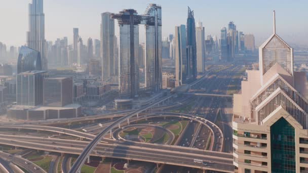 Skyline du centre-ville de Dubaï avec les gratte-ciel les plus hauts et le trafic le plus achalandé à l'intersection de l'autoroute le matin — Video
