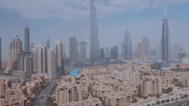 Dubai şehir merkezi silueti Burj Halife ve Dubai 'nin tepesinden paniramik manzaralı diğer kuleler