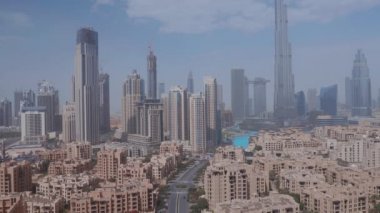 Dubai şehir merkezi silueti Burj Halife ve Dubai 'nin tepesinden paniramik manzaralı diğer kuleler