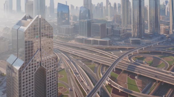 Горизонт центра Дубая с самыми высокими небоскребами и самым оживленным движением на перекрестке шоссе в первой половине дня — стоковое видео