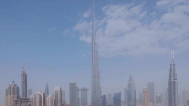 Dubai şehir merkezi silueti Burj Halife ve Dubai 'nin tepesinden paniramik manzaralı diğer kuleler