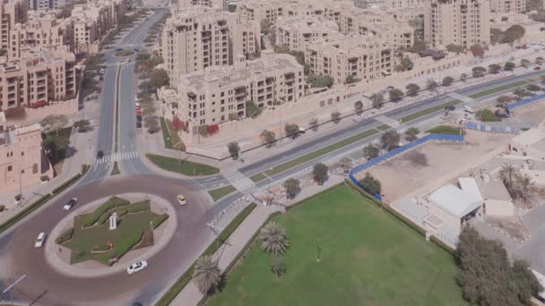 Letecký pohled na kruhový objezd silnice v Dubaji v centru shora. Dubaj, Spojené arabské emiráty. — Stock video