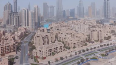 Dubai şehir merkezi silueti Burj Halife ve Dubai 'nin tepesinden paniramik manzaralı diğer kuleler