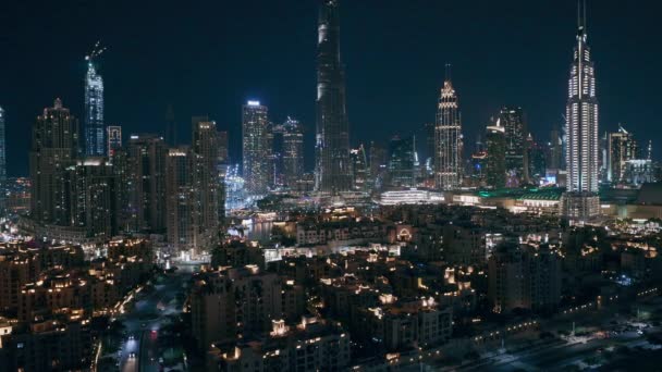 Dubai Downtown skyline di notte con grattacieli e altre torri vista paniramica dall'alto a Dubai — Video Stock