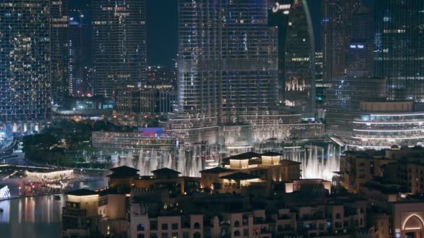 ドバイドバイのトップからの噴水と塔のパノラマの景色を望む夜のダウンタウンのスカイライン — ストック動画