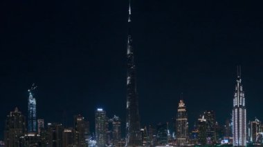 Dubai Şehir Merkezi geceleri gökdelenler ve Dubai 'nin tepesinden paniramik manzaralı gökdelenler.