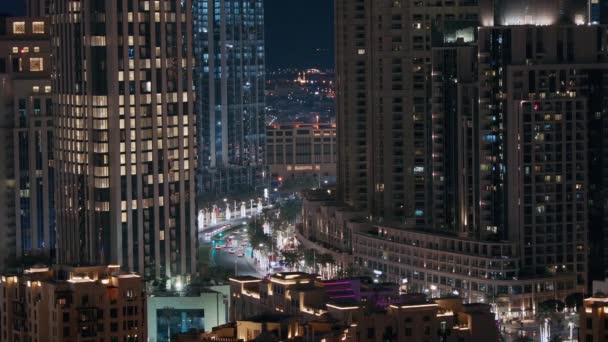 Пересечение движения ночью на бульваре Мохаммеда бин Рашида — стоковое видео
