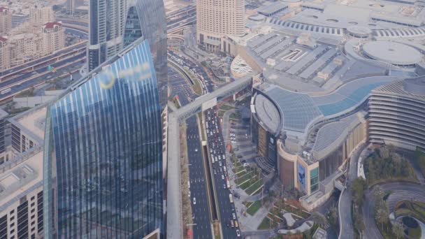 Dubai belvárosi utca forgalmas forgalom és felhőkarcolók körül. — Stock videók