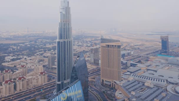 Dubai calle del centro con tráfico ocupado y rascacielos alrededor . — Vídeo de stock