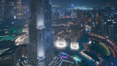 Şehir merkezindeki Dubai 'nin Paniramik gökyüzü manzarası. Alışveriş merkezi, çeşmeler ve gece kuleleri manzaralı.