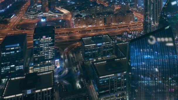 Dubai International Financial Centre district met moderne wolkenkrabbers 's nachts — Stockvideo