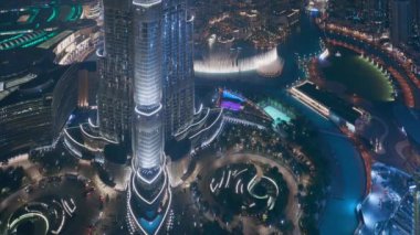 Şehir merkezindeki Dubai 'nin Paniramik gökyüzü manzarası. Alışveriş merkezi, çeşmeler ve gece kuleleri manzaralı.