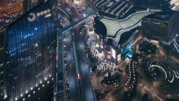 Dubai rue du centre-ville avec trafic achalandé et gratte-ciel autour . — Video