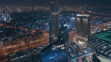 Dubai şehir merkezi caddesi yoğun trafik ve gökdelenlerle dolu..