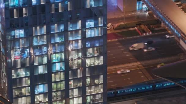 Vista nocturna de la torre exterior del apartamento. Rascacielos de gran altura con luces intermitentes en las ventanas — Vídeo de stock