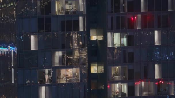 Vista notturna della torre appartamento esterno. Grattacielo a grattacielo alto con luci lampeggianti nelle finestre — Video Stock