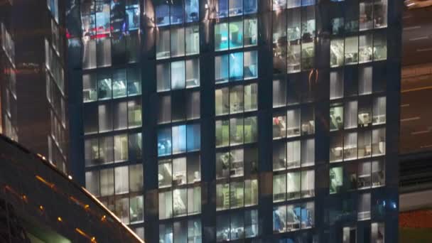 Nachtansicht des äußeren Wohnturms. Hochhaus-Wolkenkratzer mit blinkenden Lichtern in Fenstern — Stockvideo