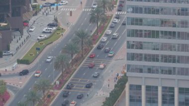 Dubai, Uae 'deki Al Saada caddesi yakınlarındaki kavşak trafiğinin Skyline görüntüsü.