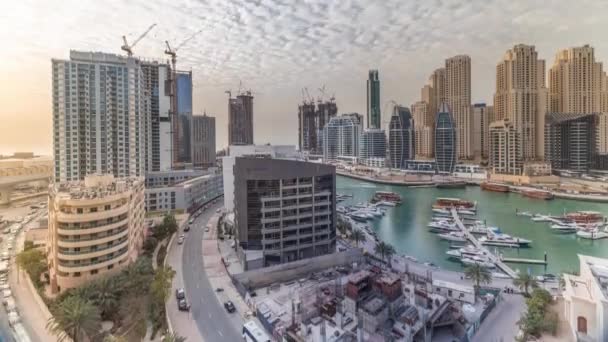 Iates em Dubai Marina ladeado pela Mesquita Al Rahim e torres residenciais e arranha-céus aéreo timelapse . — Vídeo de Stock