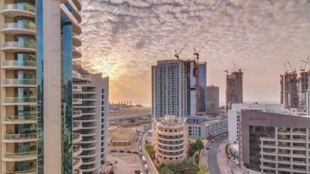 Dubai Marina gratte-ciel, port avec des yachts de luxe et Marina promenade coucher de soleil aérien timelapse — Video