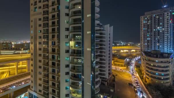 Dubai Marina wolkenkrabbers en promenade luchtfoto nacht timelapse, Dubai, Verenigde Arabische Emiraten — Stockvideo