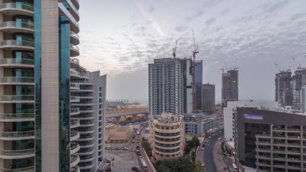 Dubai Marina skyskrapor, hamn med lyxbåtar och Marina strandpromenad antenn dag till natt timelapse, Dubai, Förenade Arabemiraten — Stockvideo