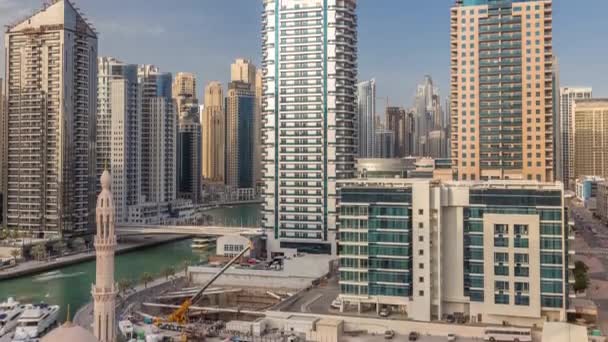 Dubai Marina wolkenkrabbers, haven met luxe jachten en Marina promenade luchtfoto timelapse, Dubai, Verenigde Arabische Emiraten — Stockvideo