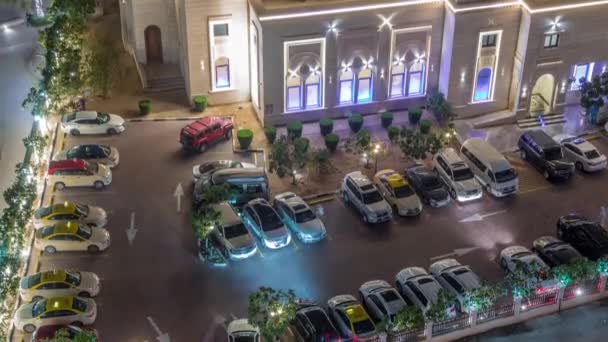 Auto in movimento sul parcheggio vicino alla Moschea Al Rahim a Dubai Marina timelapse aerea — Video Stock