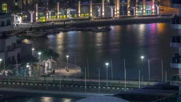 Dubai Marina wolkenkrabbers en promenade luchtfoto nacht timelapse, Dubai, Verenigde Arabische Emiraten — Stockvideo