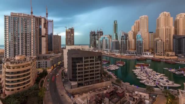 Luksusowe jachty zaparkowane na molo w zatoce Dubai Marina z panoramą miasta timelapse — Wideo stockowe