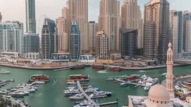 Dubai Marina 'daki yatlar El-Rahim Camii' nin yanı sıra yerleşim kuleleri ve gökdelenlerin hava zaman çizelgesi ile çevrili..