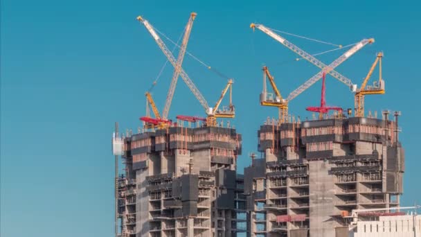 두 바이 마리나에 거대 한 기중기가 있는 건설중인 마천 루의 공중 사진. — 비디오