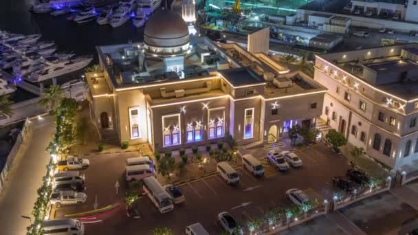 Dubai Marina 'daki yatlar El-Rahim Camii' nin ve konut kulelerinin ve gökdelenlerin yan tarafındaki yatlar gece gündüz gökdelenler. — Stok video