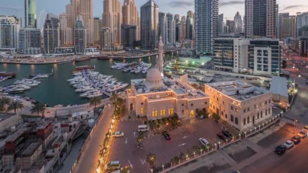 Iates em Dubai Marina ladeado pela Mesquita Al Rahim e torres residenciais e arranha-céus noite aérea a dia timelapse . — Vídeo de Stock