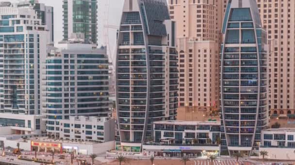 Rascacielos Dubai Marina, puerto con yates de lujo y paseo marítimo aéreo día a noche timelapse, Dubai, Emiratos Árabes Unidos — Vídeos de Stock
