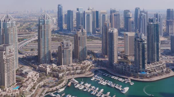 Dubai Marina mrakodrapy a jumeirah jezero věže pohled z horní antény ve Spojených arabských emirátech. — Stock video