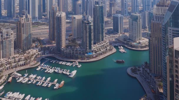 Dubai Marina arranha-céus e torres do lago jumeirah vista a partir da antena superior nos Emirados Árabes Unidos . — Vídeo de Stock