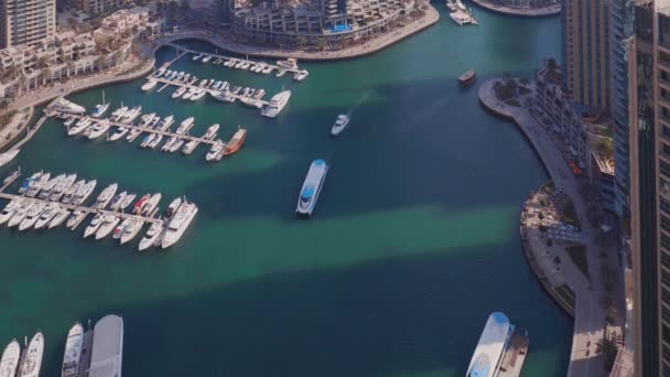 Puerto de Dubai Marina con vistas aéreas de yates modernos — Vídeos de Stock