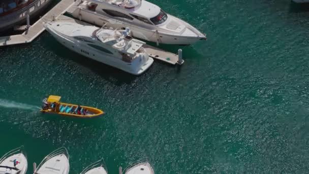 Dubai Marina porto com vista aérea de iates modernos — Vídeo de Stock