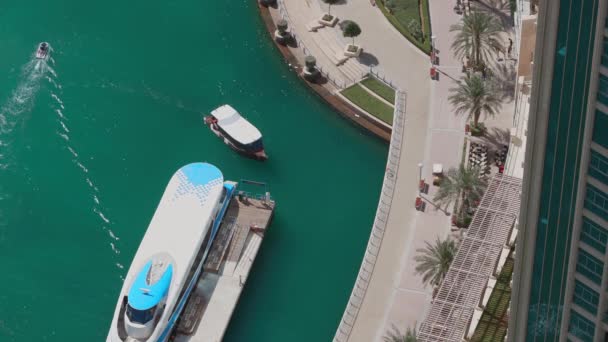 Прогулка по набережной в Дубай Марина вид с воздуха. Дубай, Объединенные Арабские Эмираты — стоковое видео