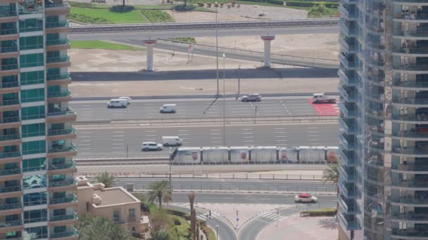 Flygfoto över Sheikh Zayed Road nära Dubai Marina och Jlt, Dubai. — Stockvideo